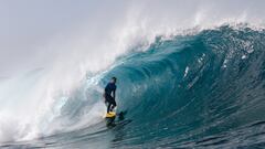 Un surfista surfea una ola durante la 7ª edición del Lanzarote Quemao Class celebrado en La Santa, Tinajo, Islas Canarias.