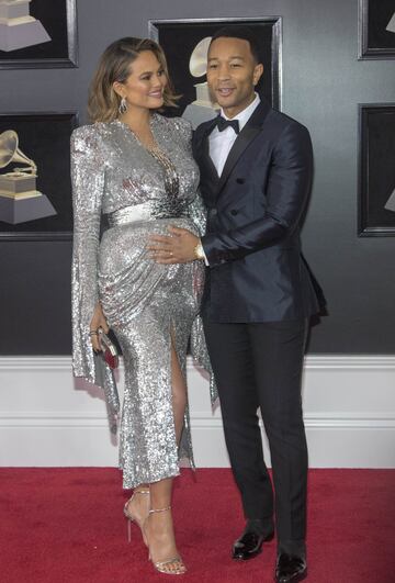 El músico estadounidense John Legend y la modelo Chrisy Teigen posan a su llegada al Madison Square Garden de Nueva York, para participar de la 60 edición de los Premios Grammy