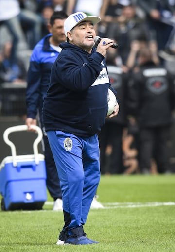 El entrenador argentino volvió al fútbol de su país como nuevo entrenador de Gimnasia La Plata. Los aficionados le aclamaron en el Estadio Juan Carmelo Zerillo.