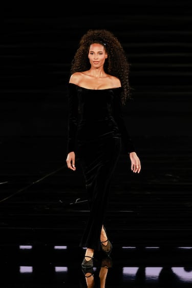 Cindy Bruna presenta una creación durante un desfile público titulado "Libertad. Igualdad. Hermandad. Porque tú lo vales", organizado por el grupo francés de cosméticos L'Oréal, frente al Ayuntamiento de París, como parte de la Semana de la Moda de París.