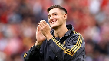Soccer Football - Friendly - Manchester United v Fiorentina - Old Trafford, Manchester, Britain - August 9, 2025 New Manchester United player Benjamin Sesko applauds fans before the match Action Images via Reuters/Andrew Boyers
