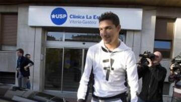 <b>SONRIENTE. </b>Navas abandona la Clínica USP La Esperanza de Vitoria con la ayuda de unas muletas.