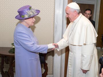 El Papa Francisco recibe a la Reina Isabel II en una audiencia privada durante su visita de un d赤a a Roma el 3 de abril de 2014 en la Ciudad del Vaticano.
La audiencia con el Papa Francisco fue la quinta reuni車n que la Reina, quien fue la cabeza de la Iglesia Anglicana, mantiene con un Papa difente en el Vaticano.