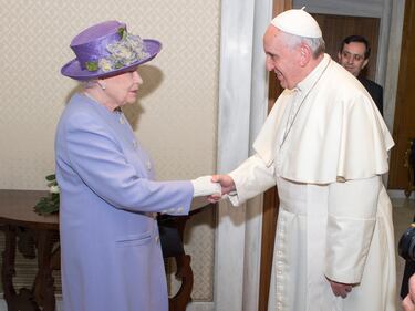 El Papa Francisco recibe a la Reina Isabel II en una audiencia privada durante su visita de un día a Roma el 3 de abril de 2014 en la Ciudad del Vaticano.
La audiencia con el Papa Francisco fue la quinta reunión que la Reina, quien fue la cabeza de la Iglesia Anglicana, mantiene con un Papa difente en el Vaticano.