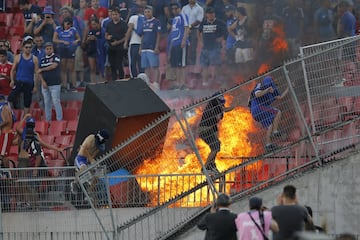 En el partido entre Universidad de Chile e Internacional de Brasil de la segunda fase de la Copa Libertadores se produjeron incidentes tanto dentro como fuera del estadio. En el minuto 83, cayeron varios proyectiles a la cancha lanzados por ultras de la 'U'. Pese al incendio en la tribuna el colegiado decidió continuar el partido. 