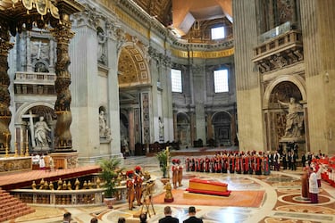 El cardenal camarlengo Kevin Joseph Farrell (centro, segundo a la izquierda) encabeza la procesión sobre el cuerpo del papa Francisco en la Basílica de San Pedro del Vaticano.