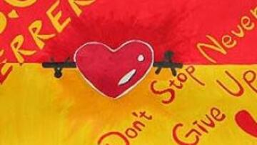 <b>FANS</b>. Una aficionada china, con una gran pancarta de ánimo a Ferrero, llora tras la derrota del español.