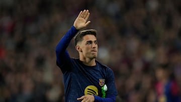 BARCELONA, 20/10/2024.- El centrocampista del Barcelona Gavi calienta en la banda, durante el partido de LaLiga que FC Barcelona y Sevilla FC disputan este domingo en el estadio Lluis Companys. EFE/Alejandro García