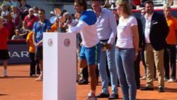 Nadal, estirando durante el discurso.