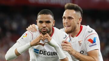 En-Nesyri celebra su gol al Villarreal junto a Ocampos.