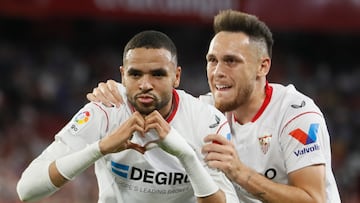 En-Nesyri celebra su gol al Villarreal junto a Ocampos.