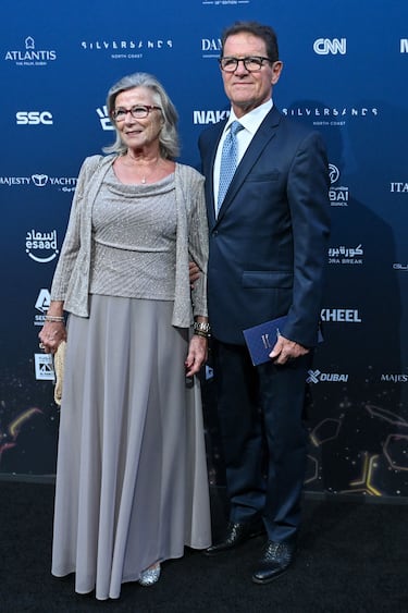El exfutbolista y entrenador italiano Fabio Capello y su esposa, Laura Ghisi, posan a su llegada para asistir a la 18.ª edición de los Globe Soccer Awards en Dubai.