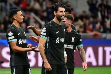 El mediapunta de la Selección de Hungría celebró de esta manera su anotación en San Siro. (Photo by PIERO CRUCIATTI / AFP)