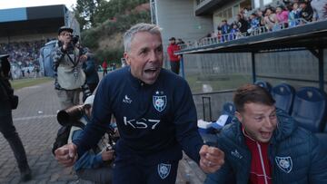 Gustavo Álvarez de Huachipato celebra el triunfo contra Audax Italiano durante el partido de Primera División disputado en el estadio CAP de Talcahuano.