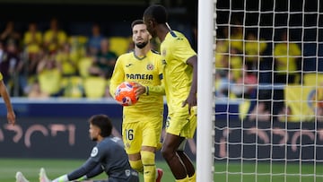 Baena mira a la grada con el balón en las manos, tras hacer el 3-1.