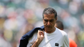 Soccer Football - FIFA Club World Cup - Round of 16 - Palmeiras v Botafogo - Lincoln Financial Field, Philadelphia, Pennsylvania, U.S. - June 28, 2025 Botafogo coach Renato Paiva at half time IMAGN IMAGES via Reuters/Caean Couto