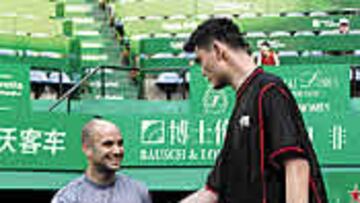 <b>UN GIGANTE.</b> Yao Ming (2,26) saluda al tenista Andre Agassi (1,80).