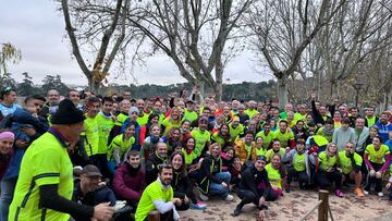 Los atletas Azucena D¨ªaz, Luc¨ªa Rodr¨ªguez, Javi Guerra y Jes¨²s Espa?a posan junto al resto de participantes en la quedada para celebrar el d¨¦cimo aniversario de los Drinking Runners.