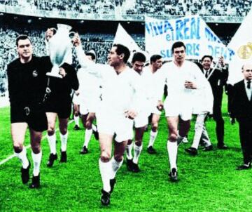 11/05/1966 Final de la Copa de Europa entre el Real Madrid - Partizán. Betancort y Gento llevan en paseo la Copa de Europa. También se ve a De Felipe, Sanchis y Zoco.