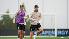 El noruego Jorgen Strand Larsen, junto al sueco Williot Swedberg, durante un entrenamiento del Celta.