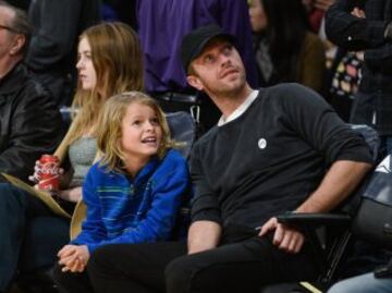 El líder de Coldplay Chris Martin junto a su hijo Moses Martin durante el partido de los Golden State Warriors y Los Ángeles Lakers en el Staples Center.