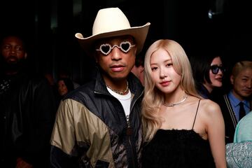 Pharrell Williams y Rosé asisten a la celebración de apertura de la exposición 'Tiffany Wonder' de Tiffany & Co. en la galería TOKYO NODE el 11 de abril de 2024 en Tokio, Japón.