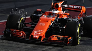 Stoffel Vandoorne con el McLaren en Montmeló.