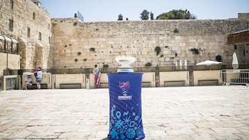 El trofeo del Eurobasket 2022 frente al Muro de las Lamentaciones en Jerusalén (Israel).