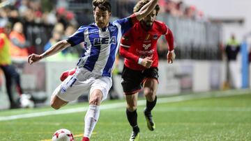 GRAF071. FORMENTERA, 03/01/2018.- El centrocampista espa&ntilde;ol del Alav&eacute;s Ibai G&oacute;mez (i) y el defensa espa&ntilde;ol del Formentera, Javi Rosa (d), durante el partido de Ida de los Octavos de Final de la Copa del Rey disputado esta tarde