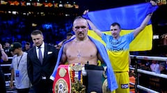 Oleksandr Usyk con sus cinturones AMB, OMB y FIB de los pesos pesados.