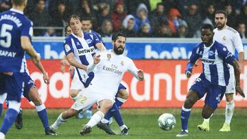 Isco, rodeado de jugadores del Alavés, fue uno de los más destacados en el 1-2 al Alavés.