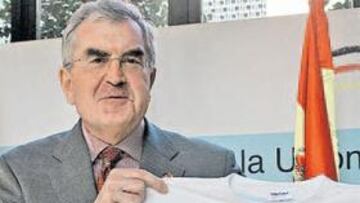 <b>DISEÑO DE SU HIJO. </b>El embajador ha mandado confeccionar 150 camisetas como esta.