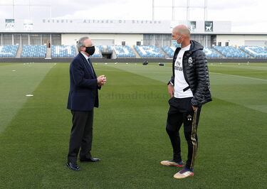 En plena pandemia, Florentino mantuvo la estabilidad institucional del club mientras el mundo del fútbol se paralizaba. Apostó por la continuidad de Zidane, quien lideró al equipo hacia el título de La Liga 2019–20, con una plantilla sólida y mentalidad ganadora. Bajo su presidencia, el club gestionó con eficacia la crisis sanitaria, sin despidos ni ERTE. Florentino reforzó su imagen como líder firme en tiempos de incertidumbre.