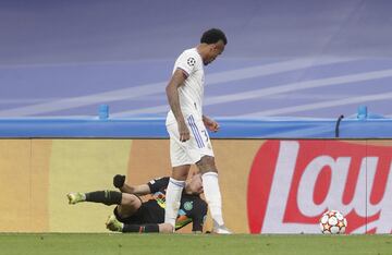 El incidente entre Militao y Barella le valió la expulsión al italiano tras la consulta de Brych al VAR.