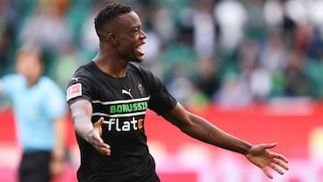 WOLFSBURG, ALEMANIA - 02 DE OCTUBRE: Denis Zakaria de Gladbach celebra anotando el primer gol de su té durante el partido de la Bundesliga entre el VfL Wolfsburg y el Borussia Mönchengladbach en Volkswagen Arena el 02 de octubre de 2021 en Wolfsburg, Alem