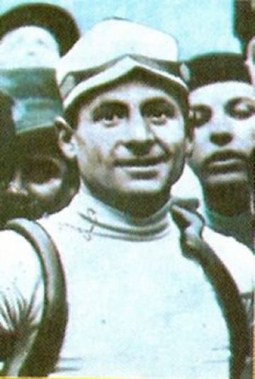 El italiano Alfredo Binda es el ciclista que más etapas ha ganado en una misma edición. Un total de 12 en el año 1927. En total logró 41 victorias de etapa, ganando 12 de las 15 en 1927 y ocho consecutivas en 1929. La supremacía de Binda era tal que La Gazzetta dello Sport en 1930 le pagó 22.500 liras para que no corriera el Giro, con el fin de mantener el interés de la carrera. Además, comparte el honor con Coppi y Merckx de estar empatados a cinco victorias en el Giro de Italia.