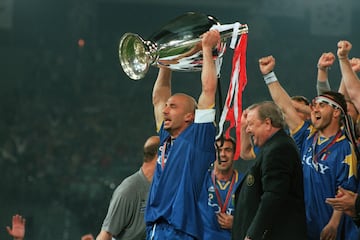 En la temporada 1995/96 levantó la Champions League tras derrotar al Ájax en la final  del Estadio Olímpico de Roma. En Turín también se coronó como campeón de la Copa de la UEFA en la temporada 92/93. Además, en el año 1995 consiguió levantar su segundo Scudetto siendo protagonista de este con sus 16 goles. Una Supercopa y una Copa de Italia se suman a los trofeos de Vialli conseguidos con la Juventus.