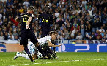 1-1. Penalti de Sergi Aurier toni Kroos. Cristiano marcó desde los once metros.