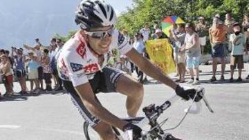 <strong>EXHIBICIÓN.</strong> Sastre se exhibió con una demostración de ciclismo a la antigua usanza en la etapa reina del Tour.