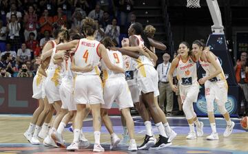 Las jugadoras españolas celebran su medalla de bronce tras ganar a Bélgica  67-60.