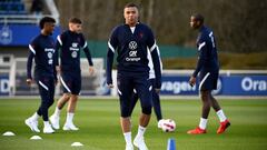 Le Graet empuja a Mbappé a seguir en París