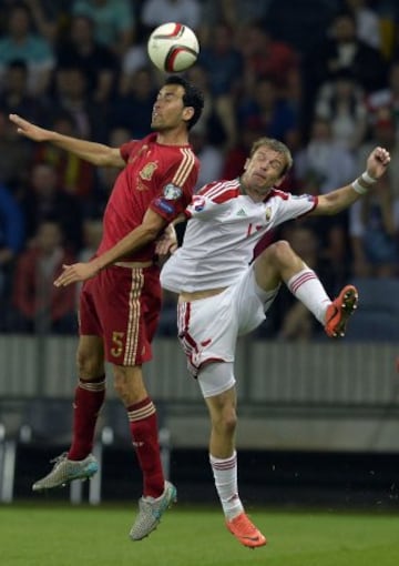 Sergio Busquets y Pavel Nekhaychik.