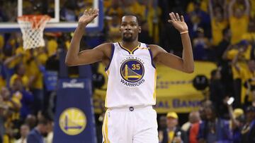 OAKLAND, CA - JUNE 12: Kevin Durant #35 of the Golden State Warriors celebrates in the final moments of their 129-120 win in Game 5 over the Cleveland Cavaliers to win the 2017 NBA Finals at ORACLE Arena on June 12, 2017 in Oakland, California. NOTE TO USER: User expressly acknowledges and agrees that, by downloading and or using this photograph, User is consenting to the terms and conditions of the Getty Images License Agreement. Ezra Shaw/Getty Images/AFP
== FOR NEWSPAPERS, INTERNET, TELCOS & TELEVISION USE ONLY ==