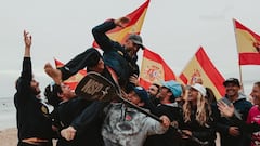 Miembros de la selección española de Paddle Surf lanzando al seleccionador al aire con banderas de España tras proclamarse campeones de Europa de SUP en Peniche, Portugal, el sábado 21 de octubre del 2023.