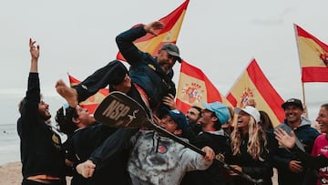 Miembros de la selección española de Paddle Surf lanzando al seleccionador al aire con banderas de España tras proclamarse campeones de Europa de SUP en Peniche, Portugal, el sábado 21 de octubre del 2023.