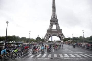 El pelotón llegando a la Torre Eiffel.