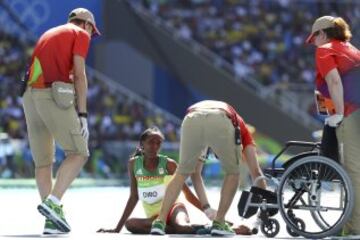 El pundonor de Etenesh Diro admiró al mundo. La atleta etíope se vio involucrada en una caída múltiple en la prueba de los 3.000m obstáculos, y perdió una de sus zapatillas. Intentó colocársela, pero al ver que perdía tiempo, decidió seguir corriendo descalza para acabar la prueba, de la que restaba algo más de un kilómetro. Consiguió avanzar puesto, pero no pudo clasificarse para la final y tuvo que ser atendida.