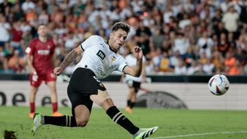 VALENCIA 27/08/2023.- El delantero del Valencia Hugo Duro lanza marcando gol ante el Osasuna, durante el partido correspondiente a la Jornada 3 de LaLiga que enfrenta a Valencia y Osasuna este domingo en Mestalla. EFE/ Ana Escobar
