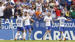 Los jugadores del Zaragoza celebran uno de los dos goles de Borja Iglesias frente al Sporting.