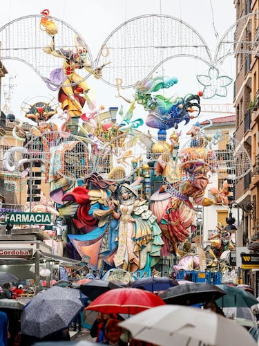 Este miércoles, 19 de marzo y día de San José, se celebrará el emocionante "Día de la Cremà" en las Fallas de Valencia, donde más de 700 monumentos que los artistas falleros han levantado por toda la ciudad arderán en un espectáculo impresionante. Marcando el broche de oro de la fiesta más emblemática de Valencia y una de las más multitudinarias de toda España. La noche se iluminará con fuegos artificiales.
